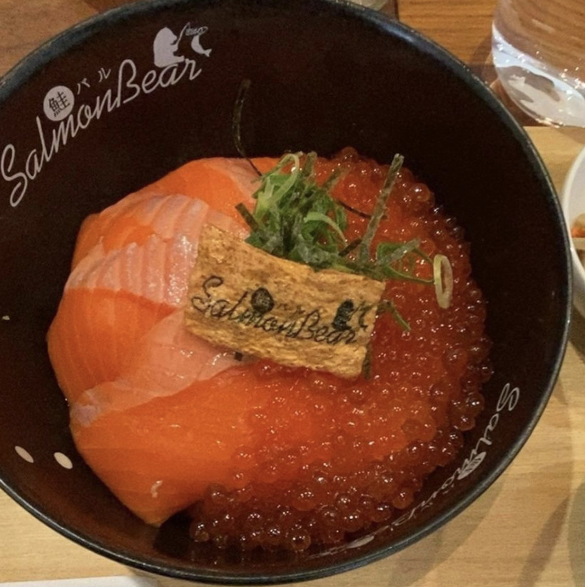 大阪福島で美味しいサーモンいくら丼を鮭バルSalmon Bearで食べた。